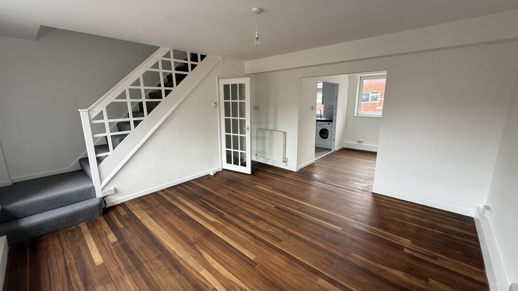 Lot: 214 - VACANT MAISONETTE FOR INVESTMENT OR OWNER OCCUPATION - Interior image of living area
